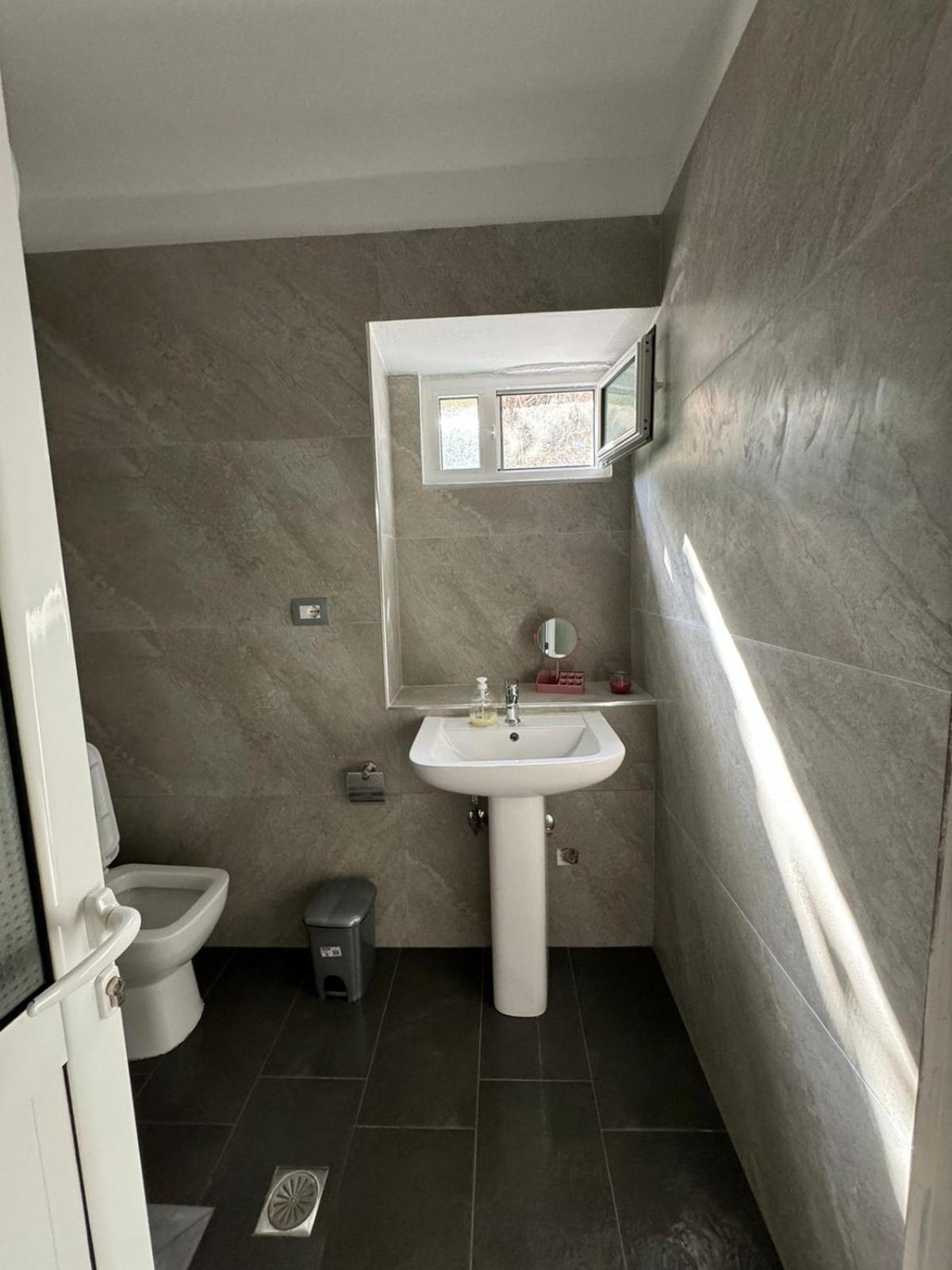 Isaraj Guest House Гирокастра Экстерьер фото